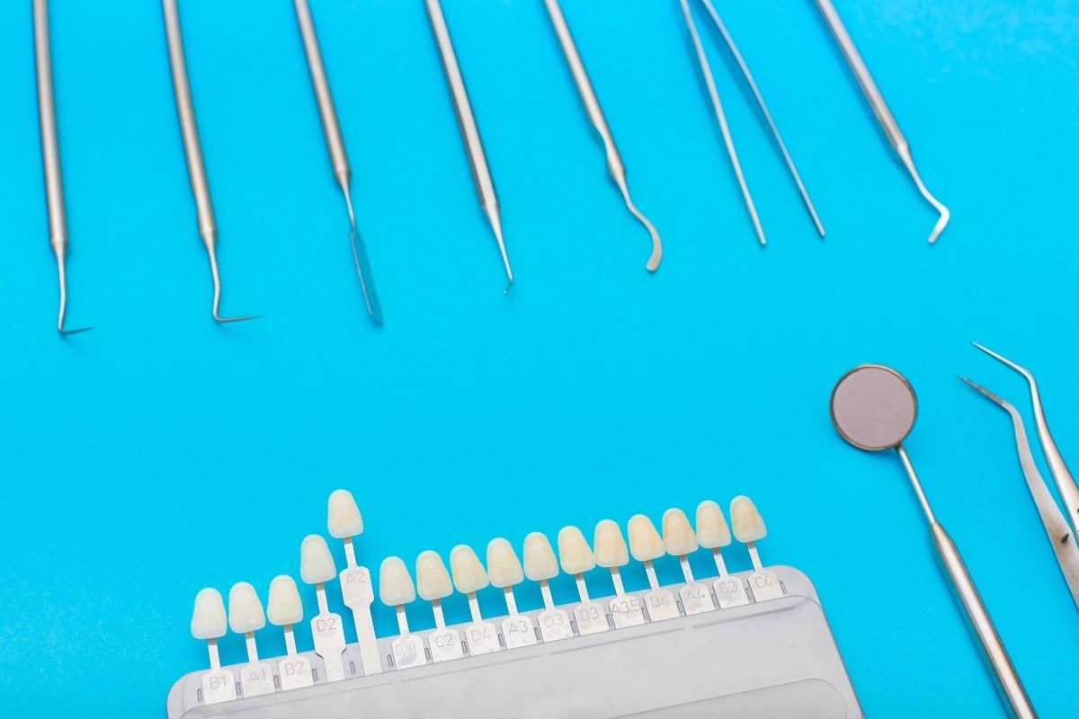 veneers-and-dentist-tools