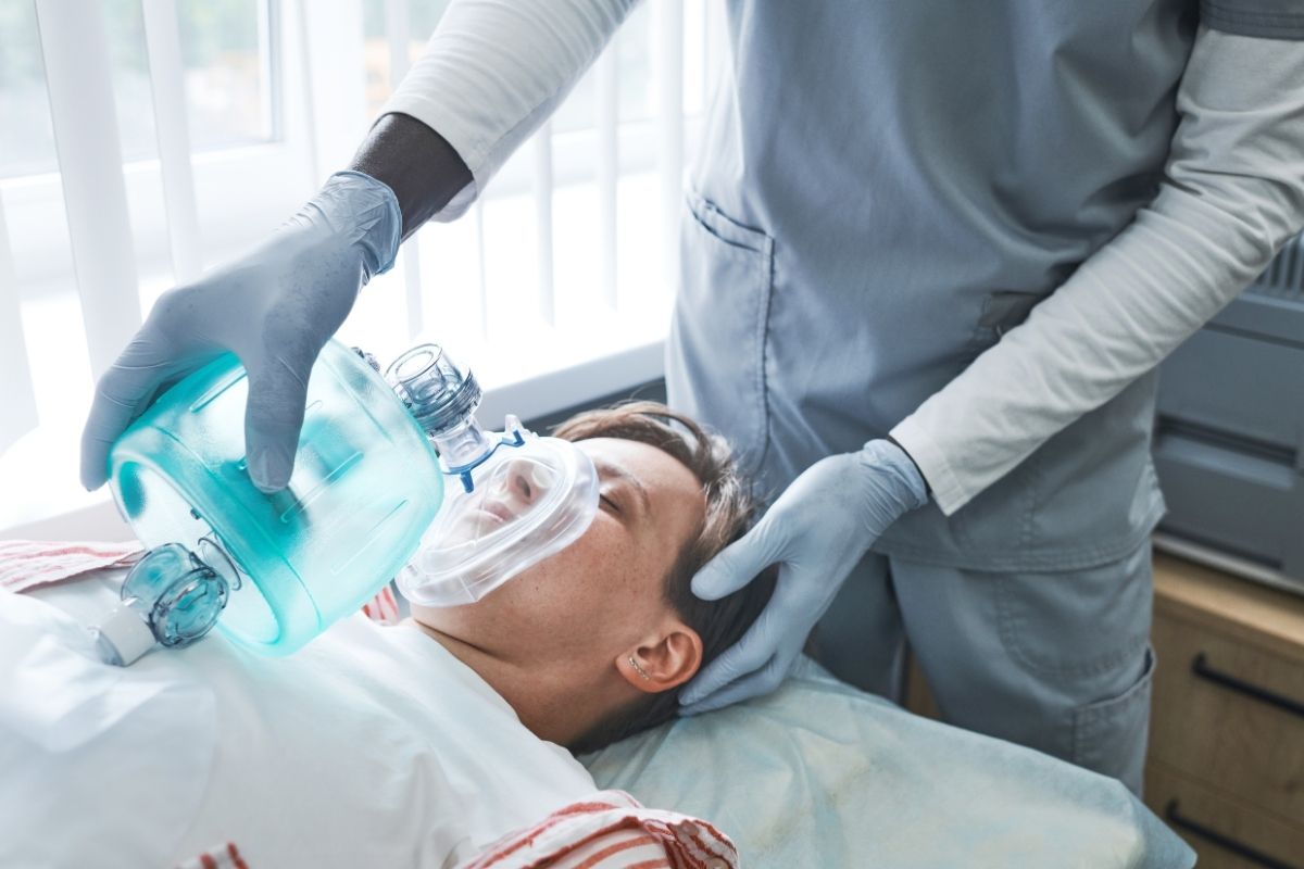 giving-oxygen-to-patient